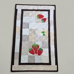 Zeige Details für Tischläufer Erdbeere Bild von Tischläufer Erdbeere