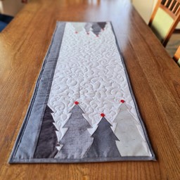 Zeige Details für Patchwork Tischläufer "Winterwald"  Bild von Patchwork Tischläufer "Winterwald"