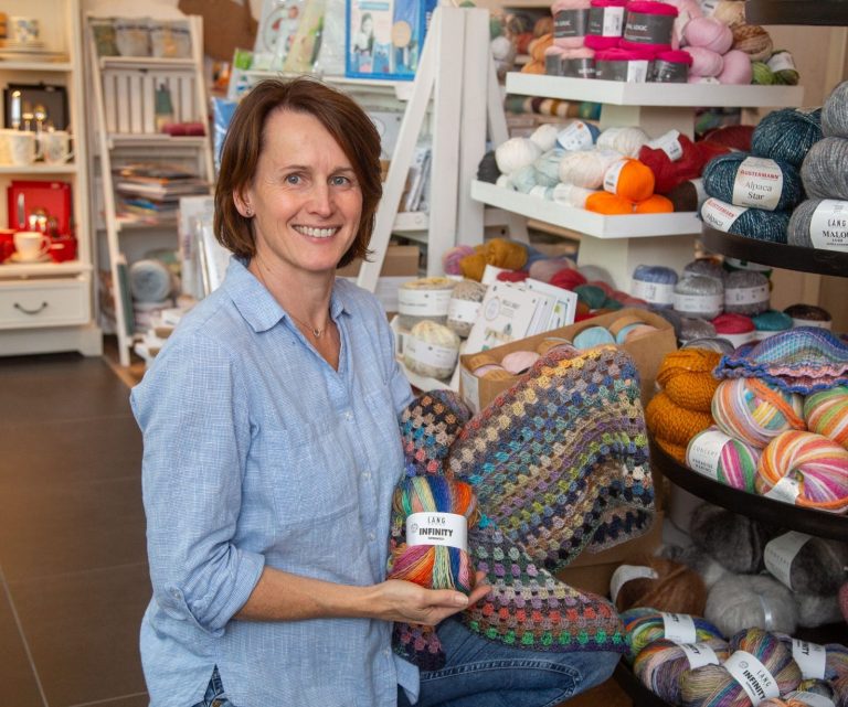 Andrea Sieber im Handarbeitsgeschäft in Annaberg-Buchholz Andrea Sieber mit Wolle im Handarbeitsgeschäft Patchwork Handarbeit in Annaberg-Buchholz