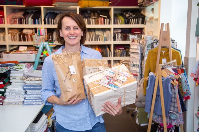Andrea Sieber mit Stoffpaketen im Stoffladen in Annaberg-Buchholz