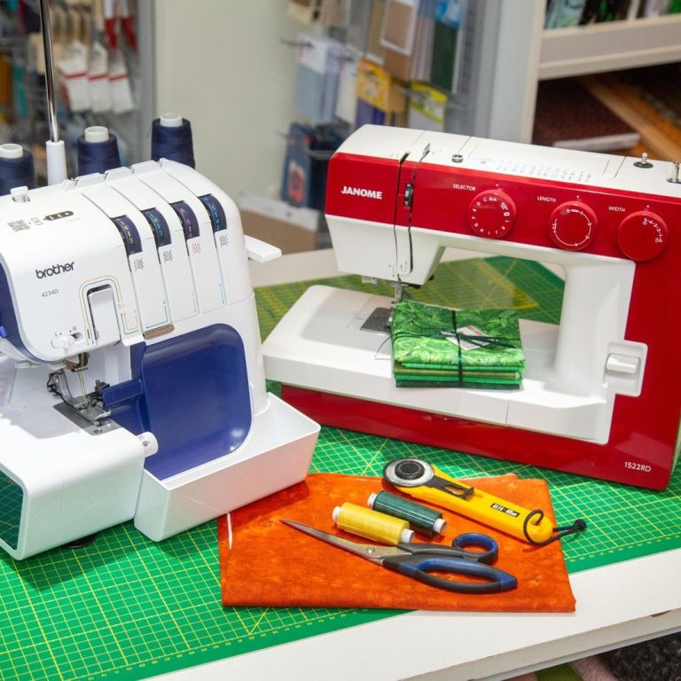 Nähmaschine, Rollschneider und Schneidematte für Patchwork im Laden in Annaberg-Buchholz