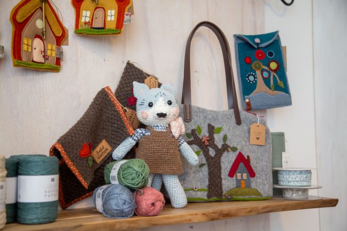 Filztaschen, gestrickte Figur und Wolle im Handarbeitsgeschäft in Annaberg-Buchholz