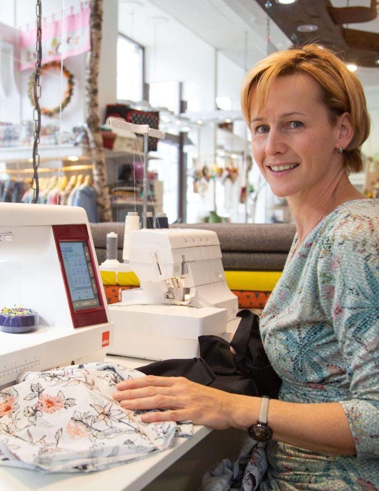 Andrea Sieber näht an der Nähmaschine im Atelier von Patchwork Handarbeit in Annaberg-Buchholz