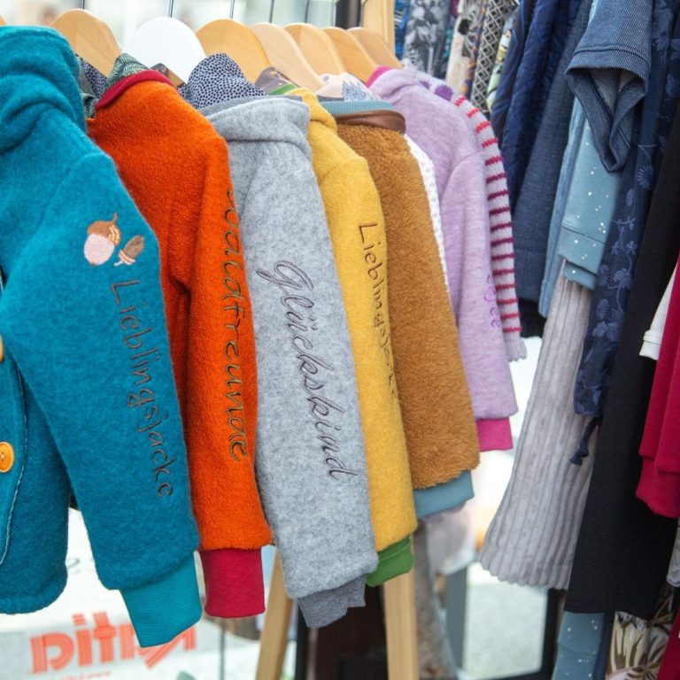 Bunte Kinderjacken aus Walk im Handarbeitsgeschäft in Annaberg-Buchholz