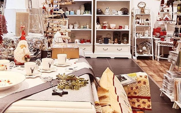 Blick in den Laden Patchwork Handarbeit Andrea Sieber mit Regalen und Deko in Annaberg-Buchholz