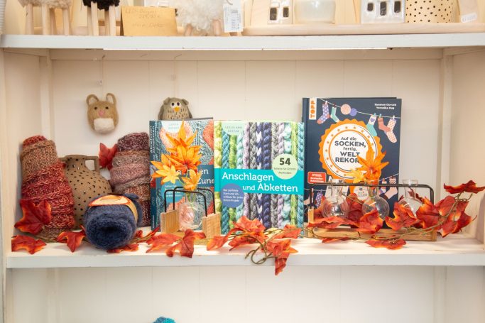 Strickbücher, Wolle und Herbstdeko bei Patchwork Handarbeit Andrea Sieber in Annaberg-Buchholz