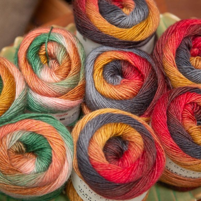 Bunte Wollknäuel mit Farbverlauf im Handarbeitsgeschäft in Annaberg-Buchholz